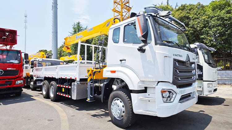 Howo Truck with Boom Crane for Sale in Sierra Leone